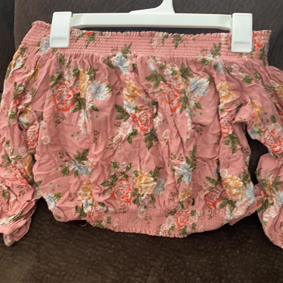 Flower over the shoulder - Picture 2 of 3